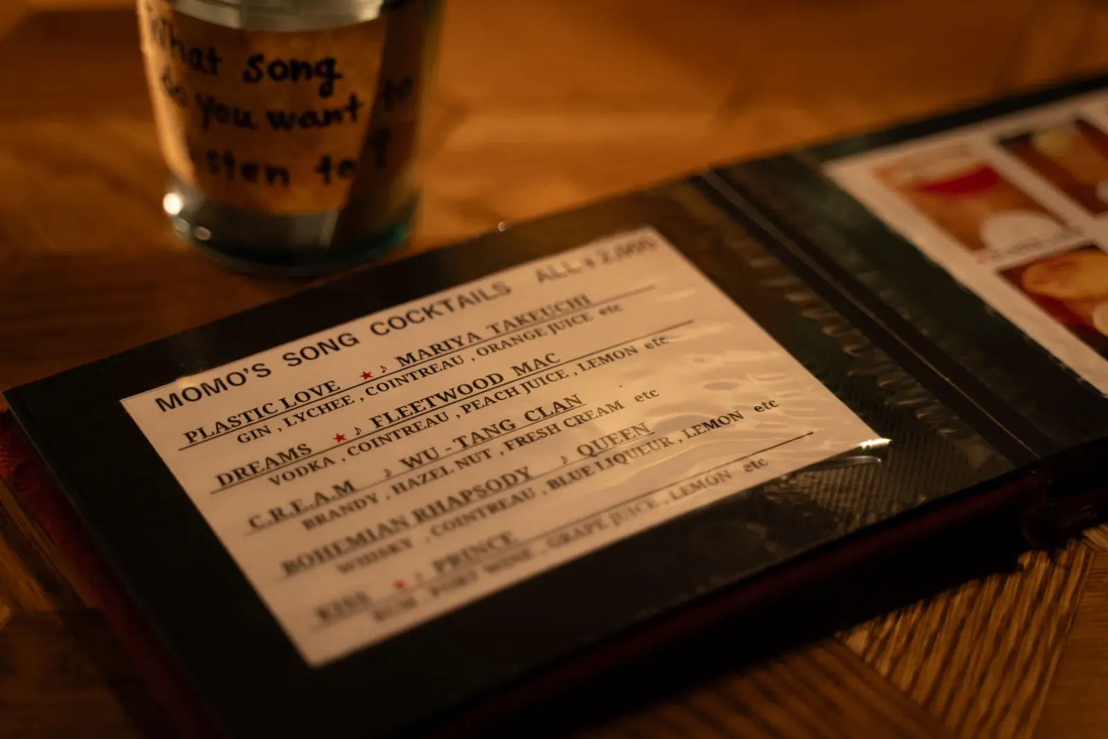 曲名とともにカクテルが並ぶメニュー「MOMO'S SONG COCKTAILS」