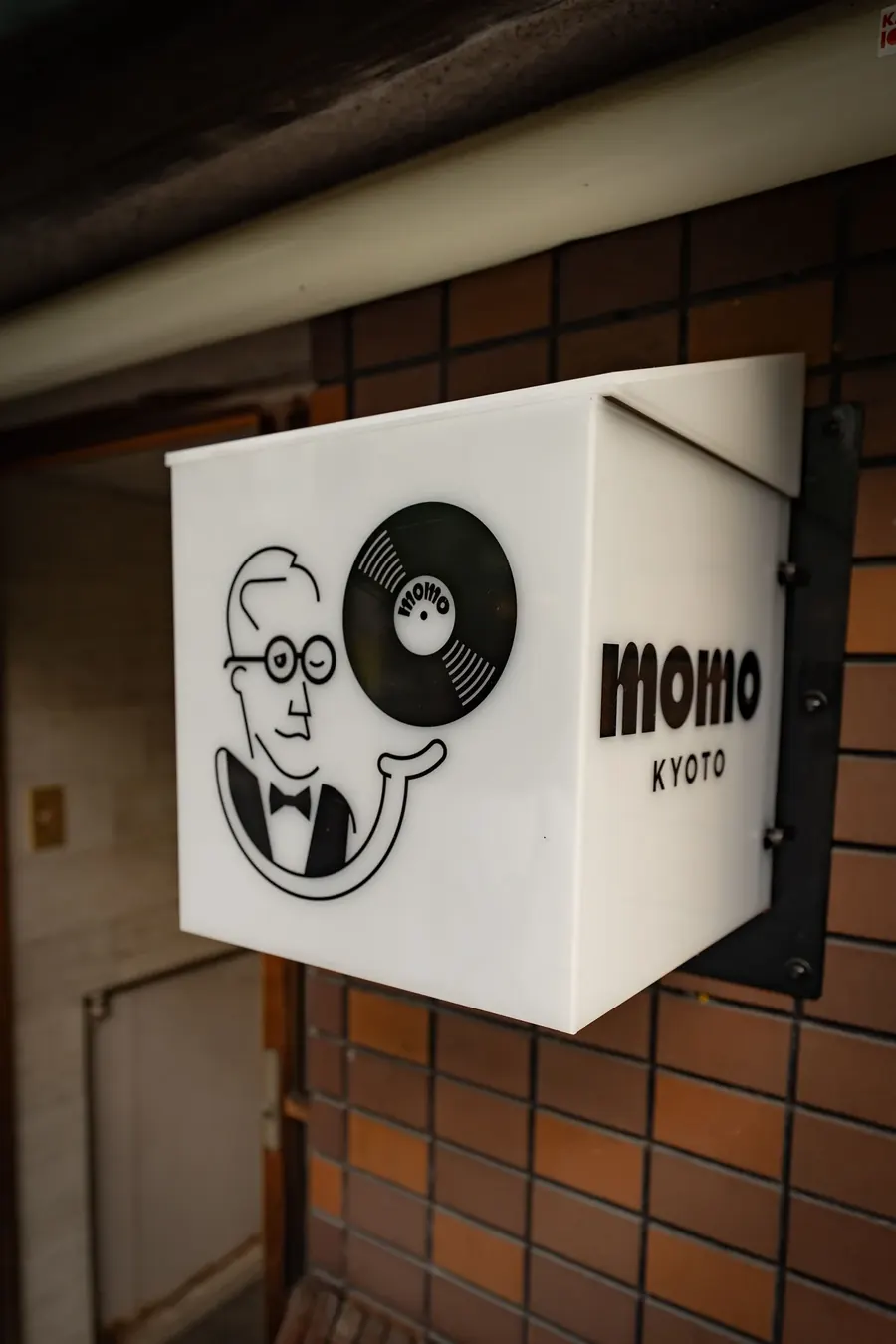 木屋町のビルに掲げられたmusic bar Beatle momoの看板。レコードを持つ人物のイラストとMOMO KYOTOの文字